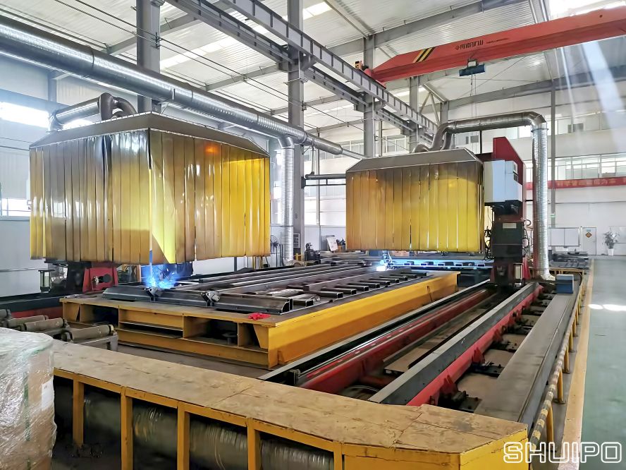 寬體自卸車(chē)底板焊接機(jī)器人 寬體自卸車(chē)底板焊接機(jī)器人