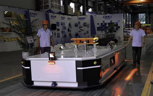 30T 牽引 AGV 在物流行業(yè)優(yōu)勢(shì)顯著，具備強(qiáng)大負(fù)載、精準(zhǔn)導(dǎo)航、自動(dòng)化作業(yè)、適應(yīng)復(fù)雜環(huán)境、節(jié)省人力、便于集成以及安全性能突出等優(yōu)勢(shì)，助力物流高效運(yùn)作。